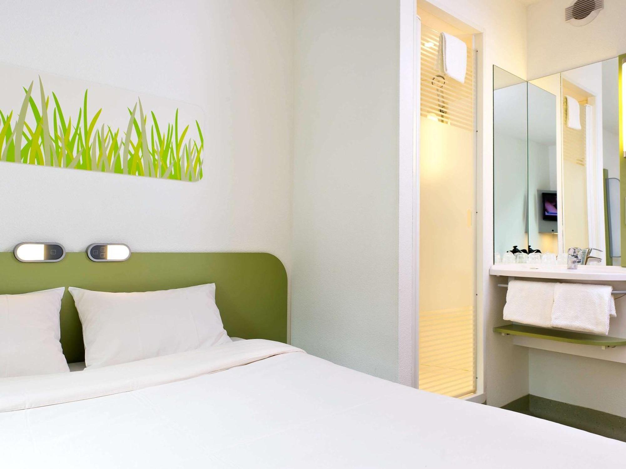 Ibis Budget Valenciennes Петит-Форе Экстерьер фото